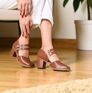 Sapato Retrô Couro Sintético Marrom Elegante e Versátil